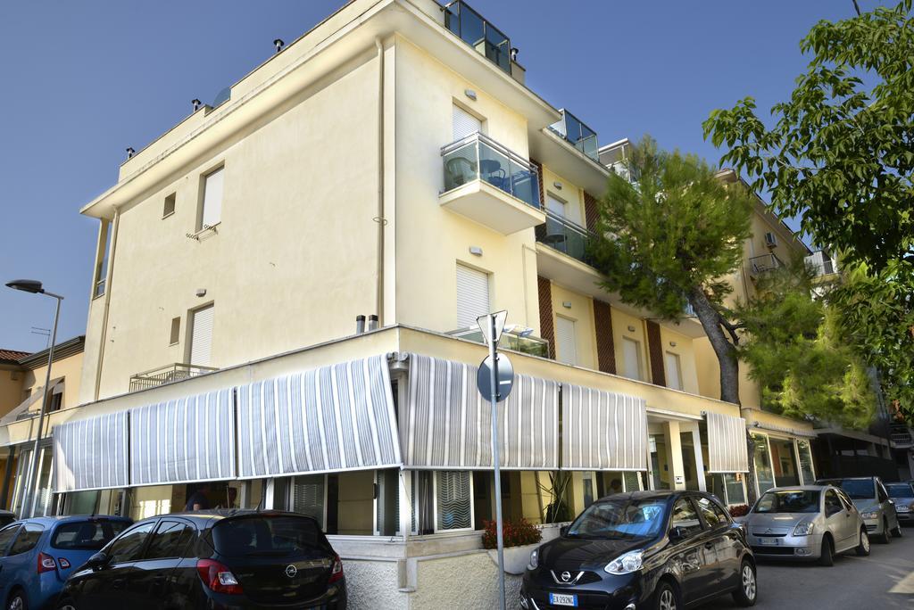 Hotel Ave Римини Екстериор снимка