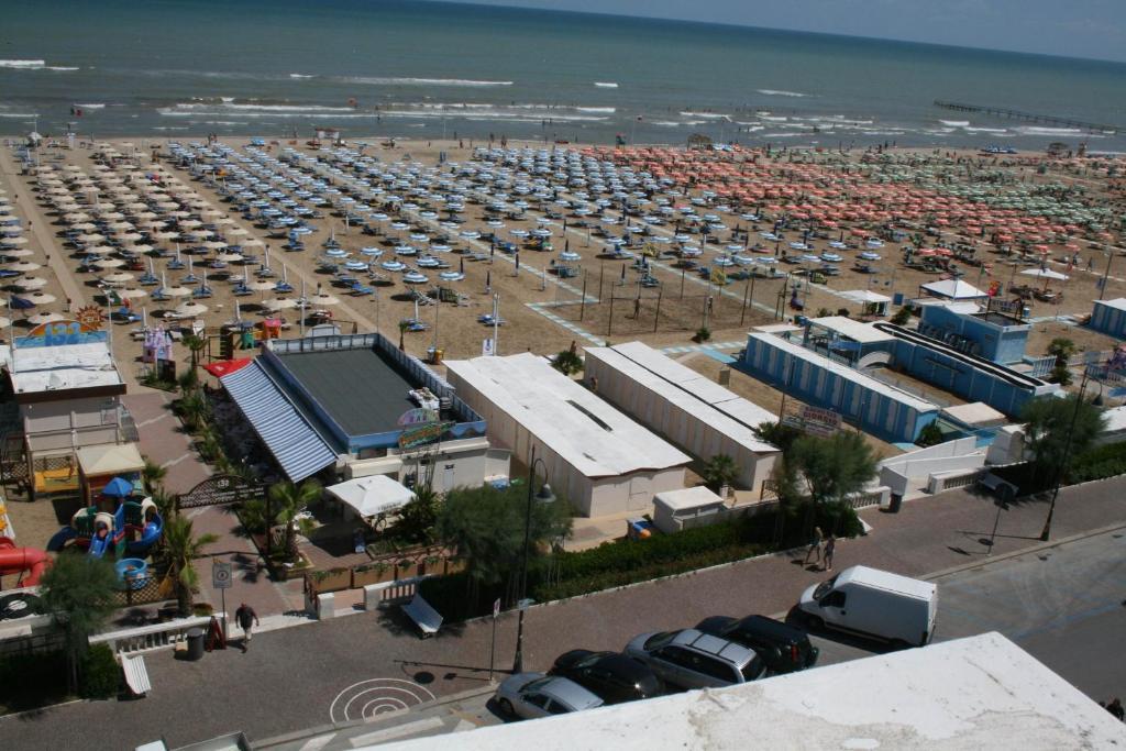 Hotel Ave Римини Екстериор снимка