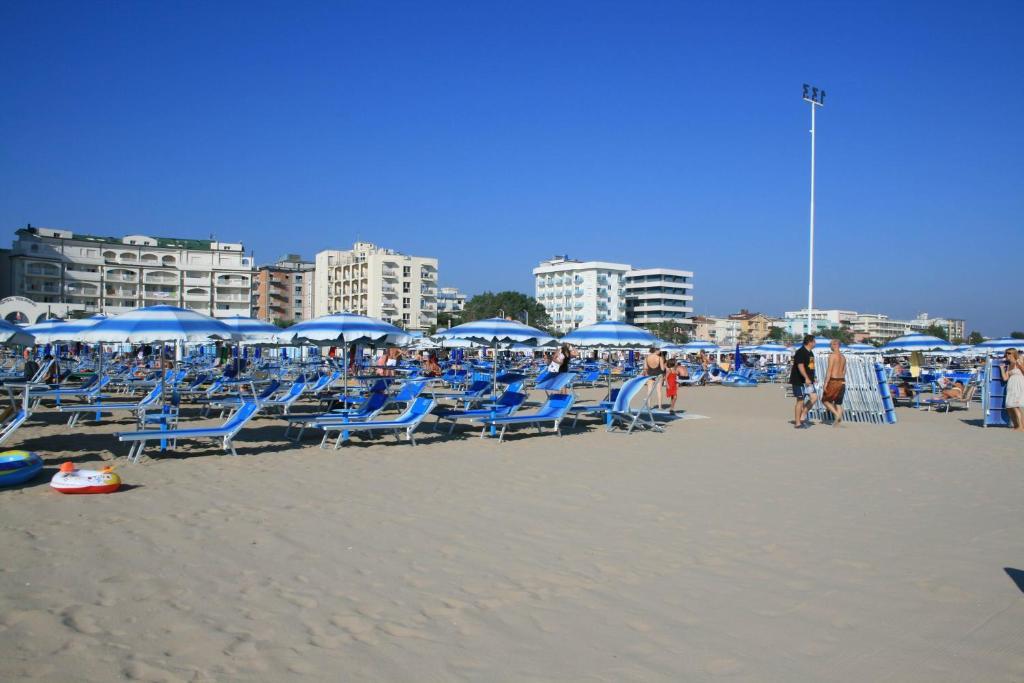 Hotel Ave Римини Екстериор снимка