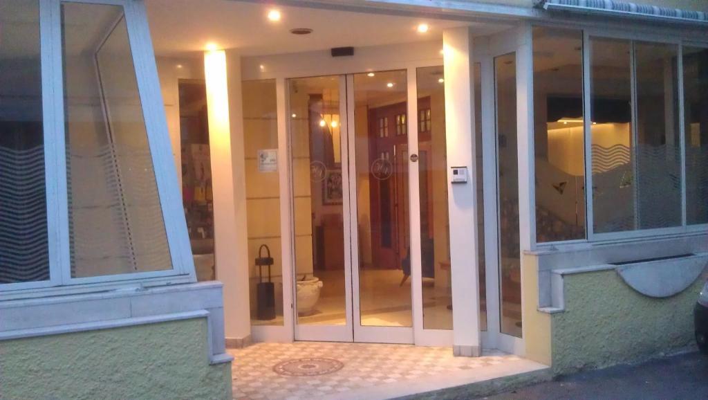 Hotel Ave Римини Екстериор снимка