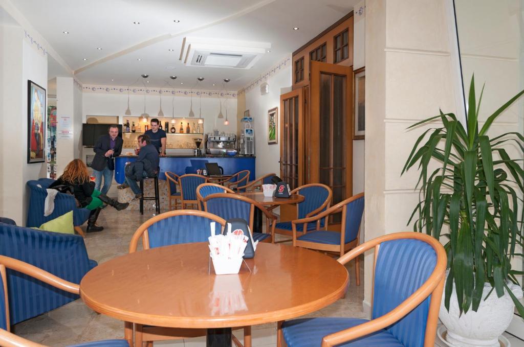 Hotel Ave Римини Екстериор снимка