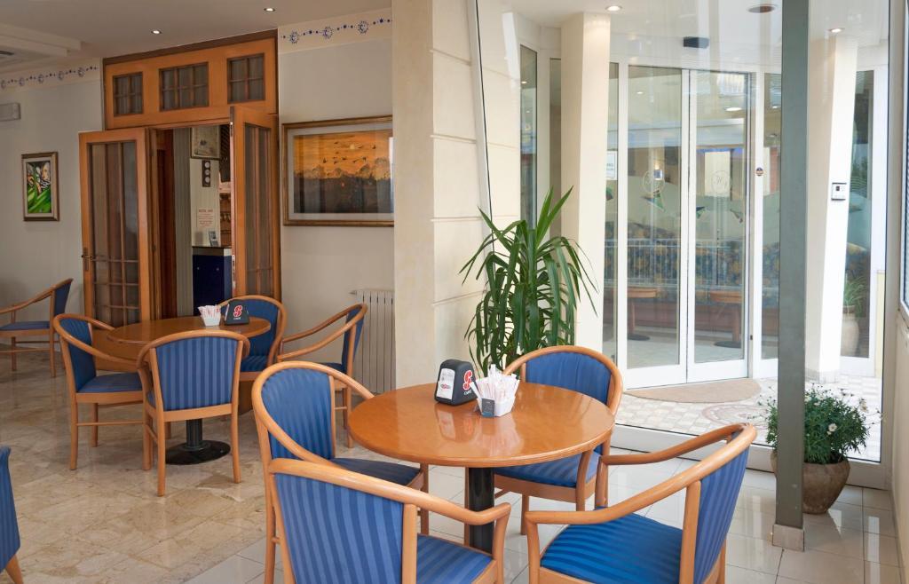 Hotel Ave Римини Екстериор снимка