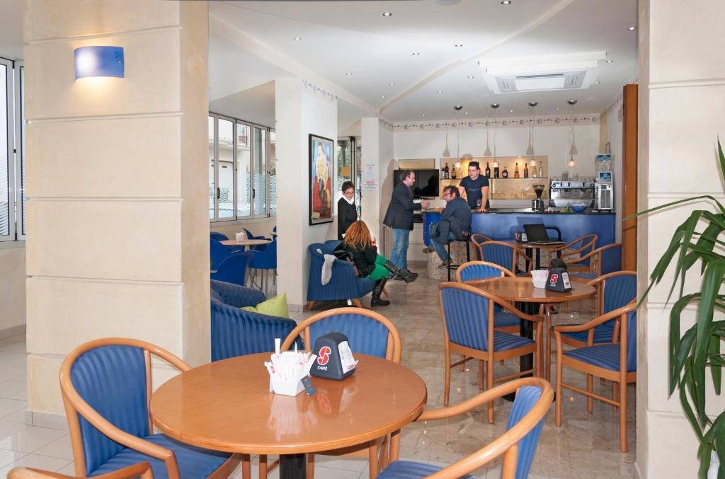 Hotel Ave Римини Екстериор снимка
